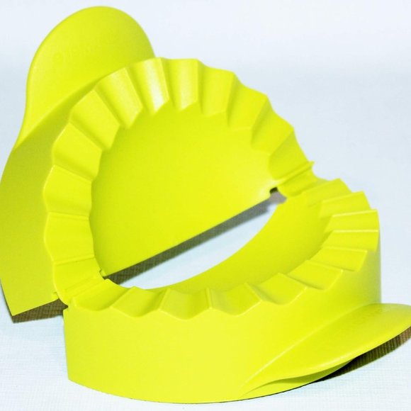 Tupperware Pie Press Empanada Pastry Dough Dumpling Pierogi Maker Set of 2 - Picture 1 of 2